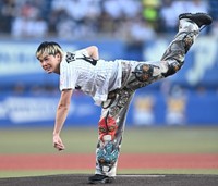 ダイナミックなフォームで始球式を務める那須川天心＝ZOZOマリンスタジアム