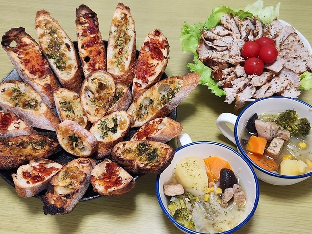 普段から土日の料理担当（別の日のご飯）。ガーリックトースト、ローストポーク、ポトフのご馳走が並ぶ食卓／エンジニアの猫さん（@neco_engineer）提供