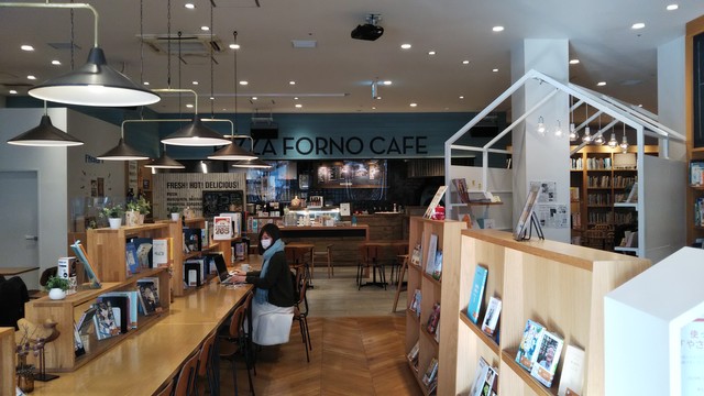本に囲まれた空間、奥には本格的なカフェも