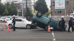 仙台・青葉区の交差点で乗用車同士の事故　１台横転