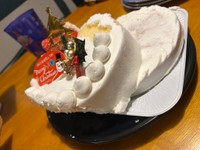 見事に横崩れしたクリスマスケーキ(むぎナスさん提供)