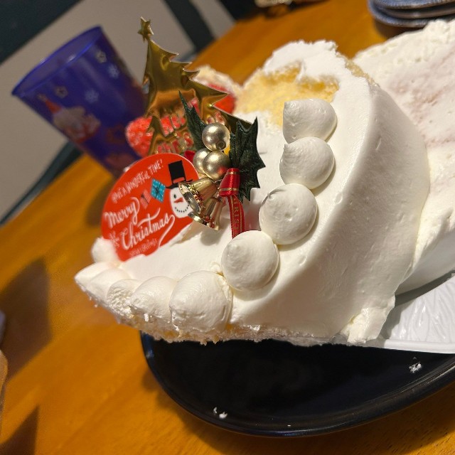 見事に横崩れしたクリスマスケーキ(むぎナスさん提供)