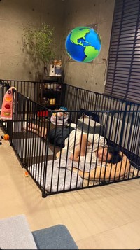 ゴマちゃんのゲージの中で朝まで爆睡（提供：さ と りさん）