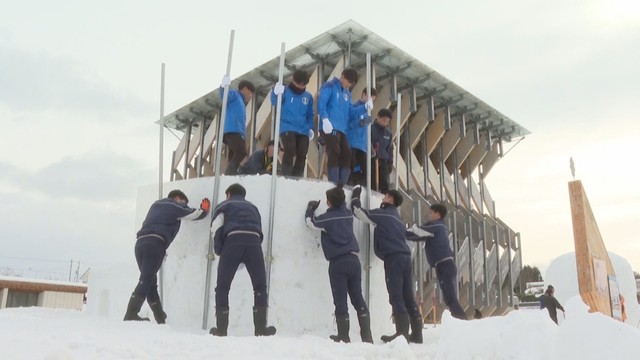 ひるぜん雪恋まつりの目玉「巨大かまくら」を作る高校生
