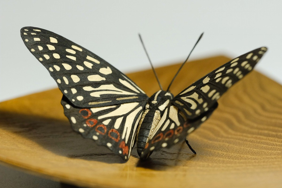 【大量まとめ売り】木彫りの蝶々　海外土産　かわいい　チョウチョ 置物 切り株にとまる二頭の蝶々 かわいい オブジェ 北欧 動物 高さ12cm