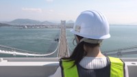 普段は入れない瀬戸大橋の塔に登る絶景ツアー　海と電車のコラボも　香川・坂出市