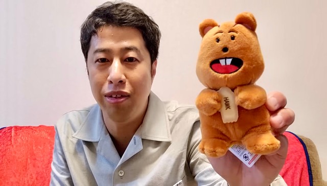 「たべっ子どうぶつ」のリスのぬいぐるみをゲットした井口浩之さん(YouTube ウエストランド井口チャンネル より)