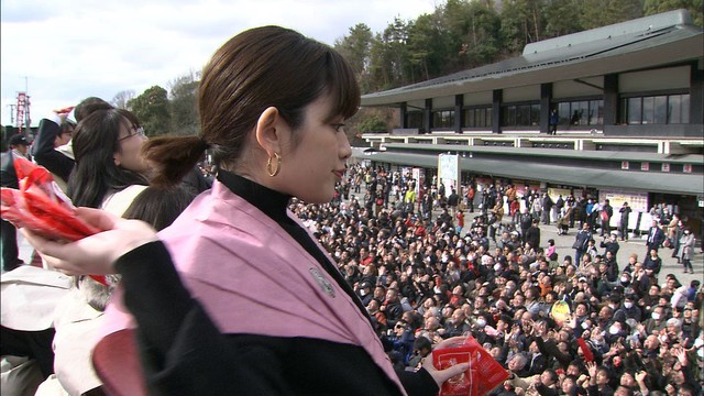 筧美和子さんら「福」を呼ぶ豆まき　岡山市・最上稲荷