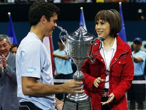 「恋チュン」の王女に衝撃の擁立劇　ドタバタの中に見えたタイ政治の「変調」