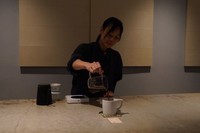 小川珈琲の店舗では、アソバグリのメンバーが生産したコーヒー豆を使ったフェアトレードコーヒーを味わうことができる=2024年10月25日、東京都世田谷区、荒ちひろ撮影