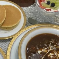 ビーフシチューやグラタンなどが並んだ豪華な朝食／実家ご飯｜70代母の丁寧な暮らしさん（@tcehriaru）提供＝画像をトリミングしています