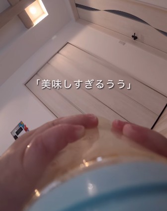 小さな手で哺乳瓶を持ち、ゴクゴク…（提供：＠yumo_4mamaさん）
