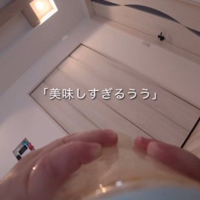 小さな手で哺乳瓶を持ち、ゴクゴク…（提供：＠yumo_4mamaさん）
