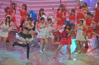 アキバ系として一緒に「なんてったってアイドル」を熱唱するリア・ディゾン(前列左)と中川翔子(前列右)=2007年