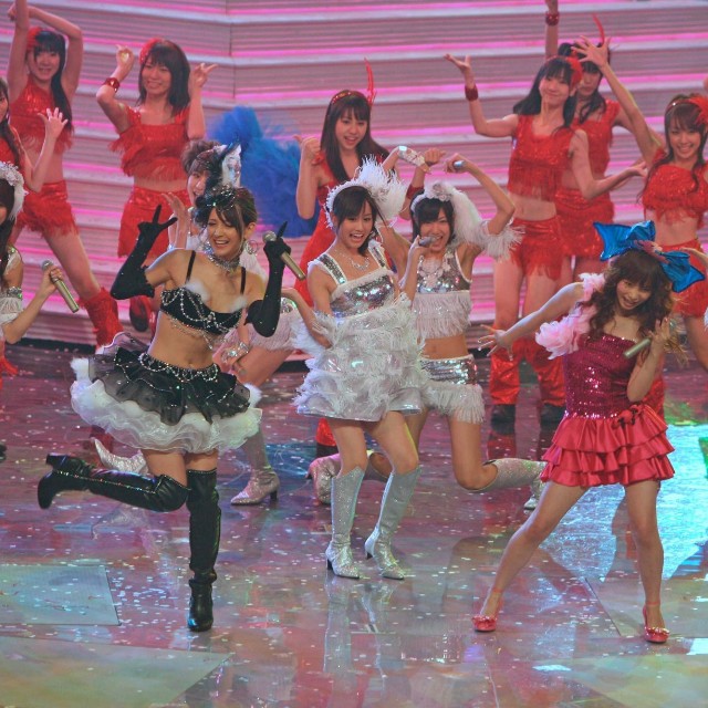 アキバ系として一緒に「なんてったってアイドル」を熱唱するリア・ディゾン(前列左)と中川翔子(前列右)=2007年