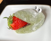 「大福ワニ」期間限定のイチゴバージョン（熱川バナナワニ園提供）