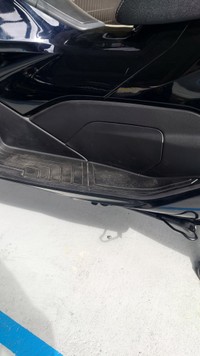 隣のバイクにもパチンコ玉が置いていたため、警察に通報（マツバさん提供）