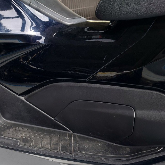 隣のバイクにもパチンコ玉が置いていたため、警察に通報（マツバさん提供）