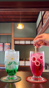 炭酸があふれないよう、グラスの縁に沿わせながらゆっくり注いでいく ／古民家レトロカフェmonaさん（@mona_kominkaretorocafe）提供
