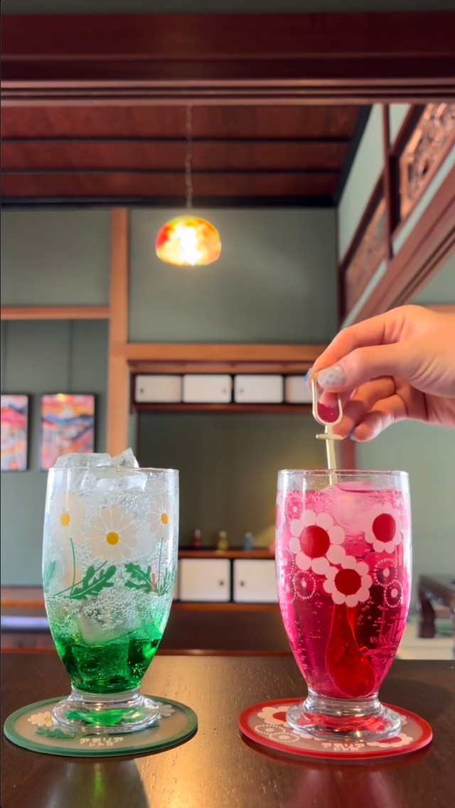 炭酸があふれないよう、グラスの縁に沿わせながらゆっくり注いでいく ／古民家レトロカフェmonaさん（@mona_kominkaretorocafe）提供