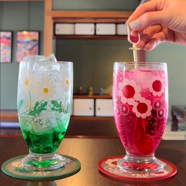 炭酸があふれないよう、グラスの縁に沿わせながらゆっくり注いでいく ／古民家レトロカフェmonaさん（@mona_kominkaretorocafe）提供