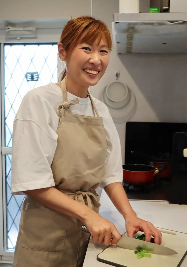 節約料理のこつを説明する嶋田さん