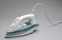 アイロンを垂直にあてるのがコツ※画像はイメージです（Arnaud Hébert/stock.adobe.com）