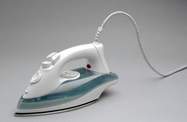 アイロンを垂直にあてるのがコツ※画像はイメージです（Arnaud Hébert/stock.adobe.com）