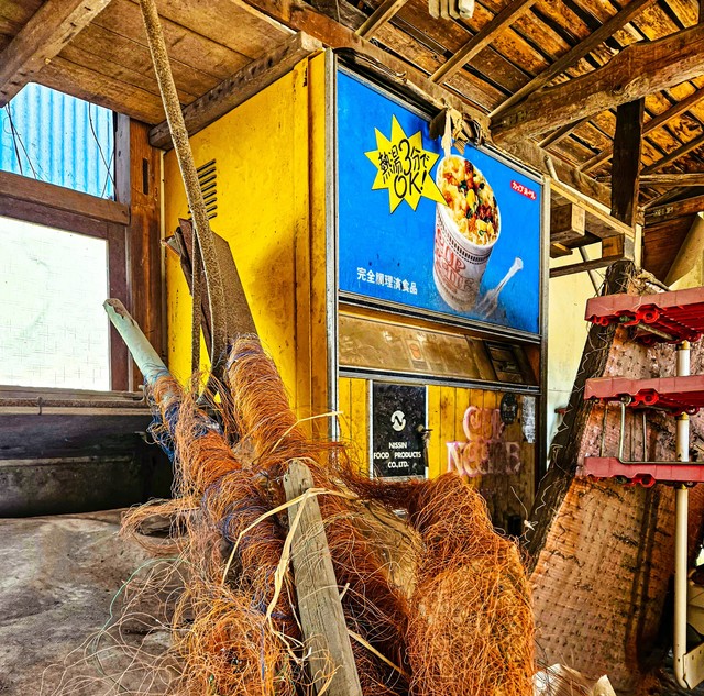 長年屋外で眠っていた初代カップヌードル自販機。荷物に囲まれた状態で見つかったという／K·YOSHIKIさん（@AE86_GTS）提供