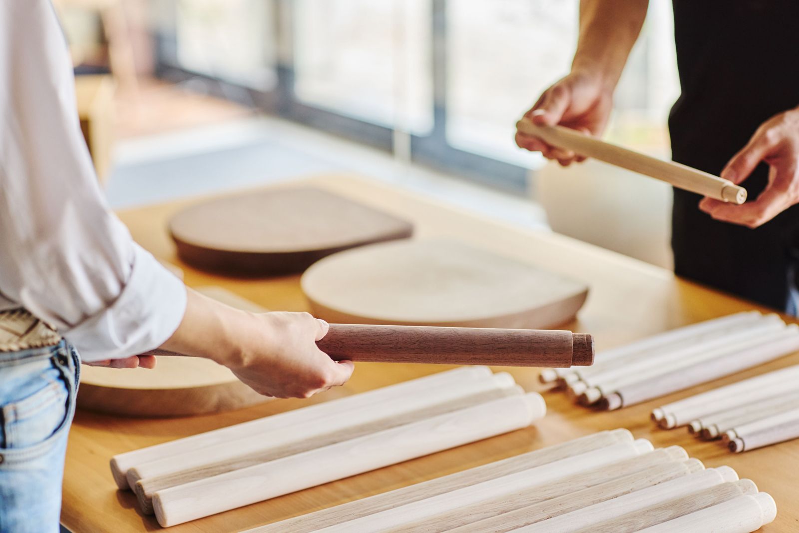 03_【界-奥飛騨】手業のひととき_飛驒産業_スツールづくり材料選び