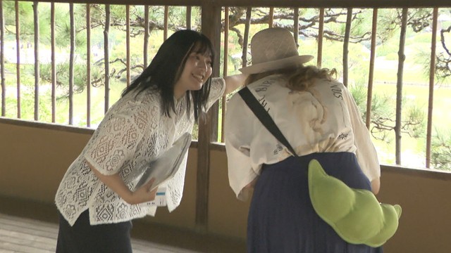 観光ガイドを体験する大学生　岡山後楽園　岡山・北区後楽園
