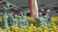 菜の花に囲まれた「二十四の瞳」の銅像