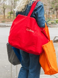URBAN RESEARCH DOORSがL.L.Beanとコラボした「別注GROCERY TOTE」（提供）