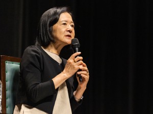 AIの時代に問い直す「言葉以外でも共感し合える能力」 ゴリラ研究の山極寿一さん×小川洋子さん対談