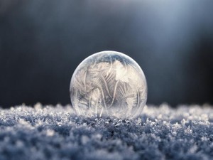 プレゼントより魅力的。発泡スチロールでかけられた雪の魔法