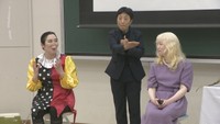 生まれつき顔に変形がある河除静香さん（左）と先天的に髪や肌の色が薄い「アルビノ」の当事者・薮本舞さん（右）
