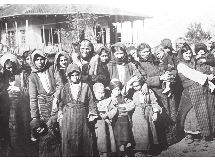 アルメニア人未亡人たち──1915年9月のトルコで撮影。アルメニア人の計画的虐殺のニュースがトルコから漏れ、すでに1915年秋にはヨーロッパやアルメニアの新聞に取り上げられていた。Bain Collection, Library of Congress, LC-DIG-ggbain-03954