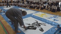 パフォーマンスを披露する吉川壽一さん