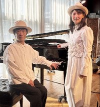 初ライブを行った音楽ユニット「スピン」の松本俊明（左）と中江有里＝都内の「MAMEHICO」銀座店