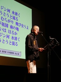 『イムジン河』を歌う瞳さん。帰国事業で北朝鮮に渡った幼なじみがいることもあり、印象深い曲だそう