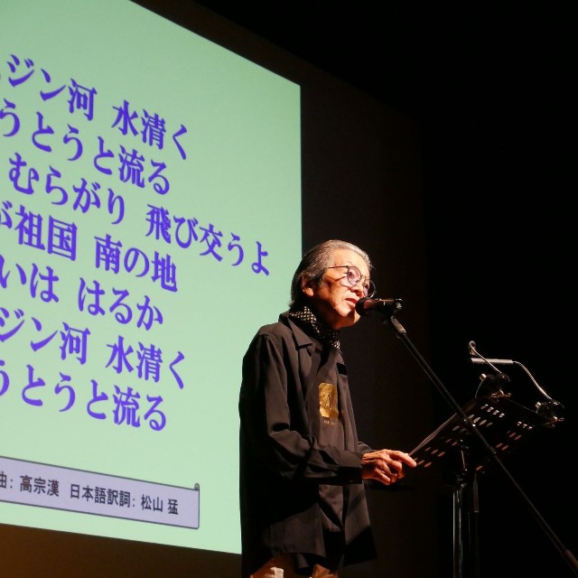 『イムジン河』を歌う瞳さん。帰国事業で北朝鮮に渡った幼なじみがいることもあり、印象深い曲だそう