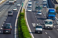 サービスエリアに立ち寄って、お茶をお願いしたら…。写真はイメージです（beeboys/stock.adobe.com）