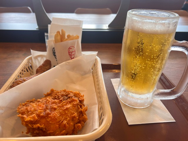 なんと店内でフライドチキンとビールが！（とんこっくさん提供）
