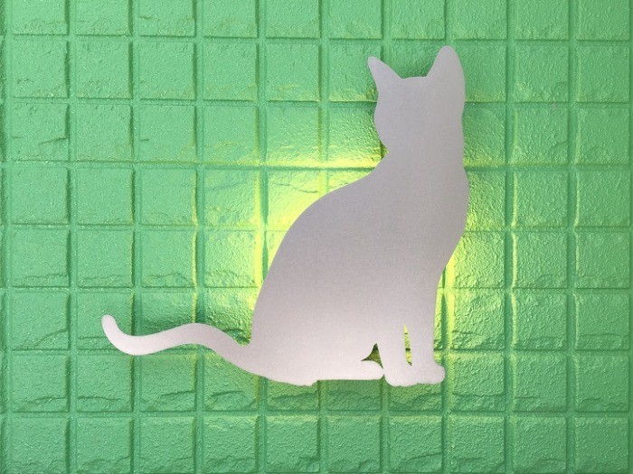 玄関でも、かわいい猫のライトがお出迎え