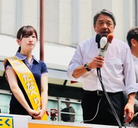 参院大阪選挙区に立候補した渡辺莉央氏（左）の応援演説に立った国民民主党・榛葉賀津也幹事長＝大阪市内