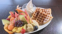 たくさんのフルーツを一度に楽しめる「PonPonワッフル（1730円）」