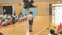 児童を跳び越えるバネ人間こと外間友喜さん　大野原小学校