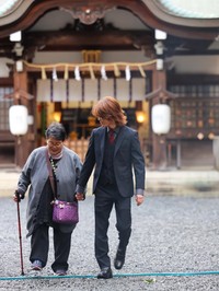 祖母の手を引き、顔を見つめながら歩く息子さんの姿／ペコさん（@peko.photoland）提供