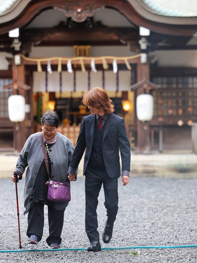 祖母の手を引き、顔を見つめながら歩く息子さんの姿／ペコさん（@peko.photoland）提供