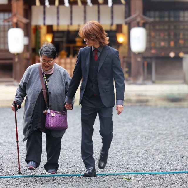 祖母の手を引き、顔を見つめながら歩く息子さんの姿／ペコさん（@peko.photoland）提供
